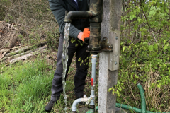 De pomp wordt ingezet om het ingekuilde bosplantsoen nat te houden 