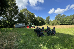 Warme klus, pauze in de schaduw